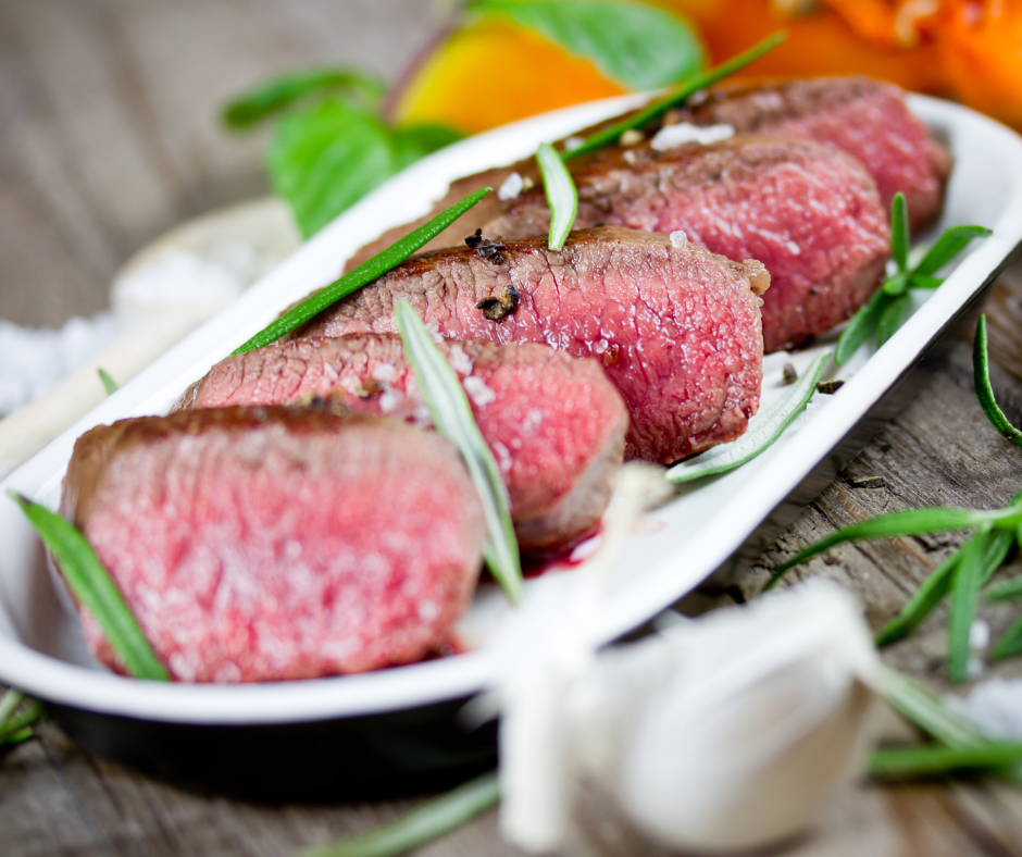 Lammfilet mit Quinosalat und Magerquarkdip